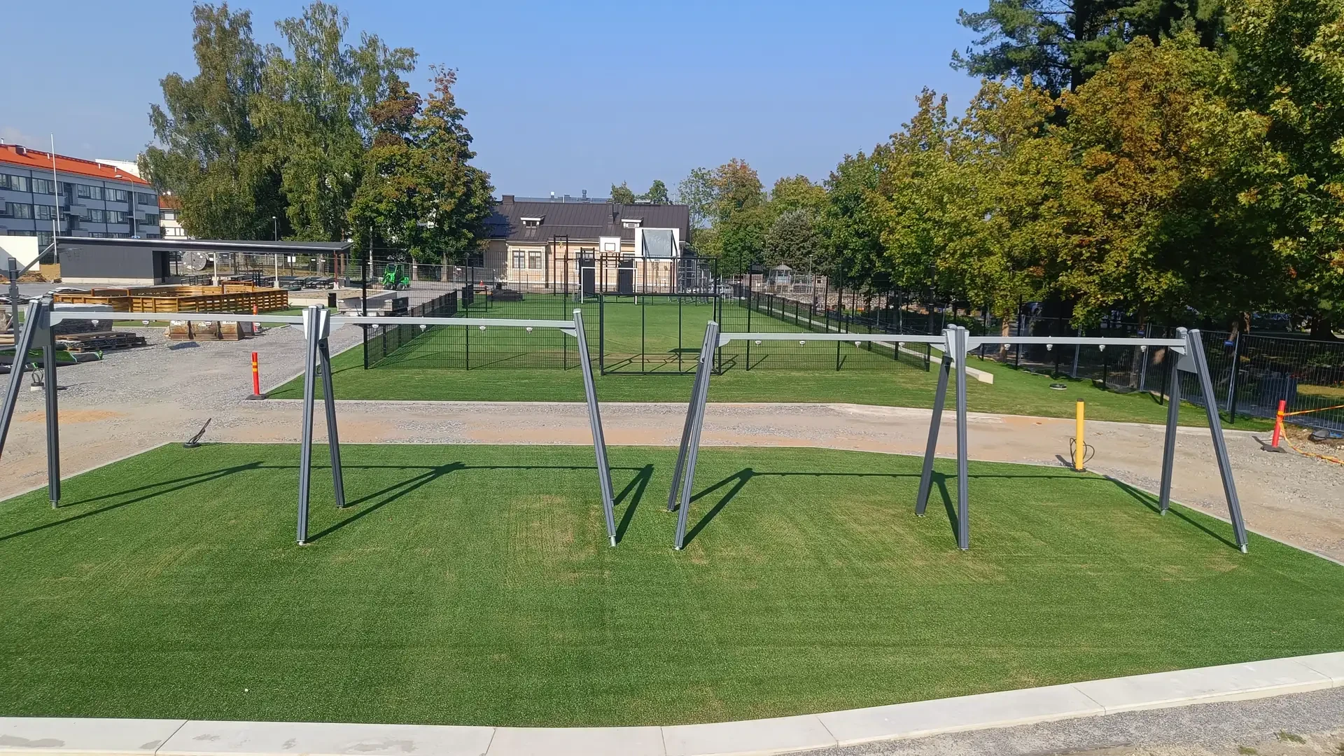 Hiekkatekonurmen asennus käynnissä