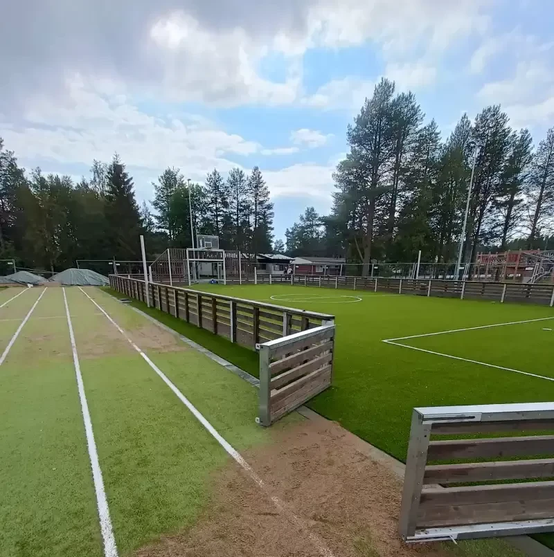 Koulun pihan leikkipaikka ja tekonurmi