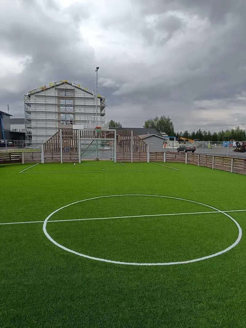 Nilonkankaan koulun piha – hiekkatekonurmi lähikuva