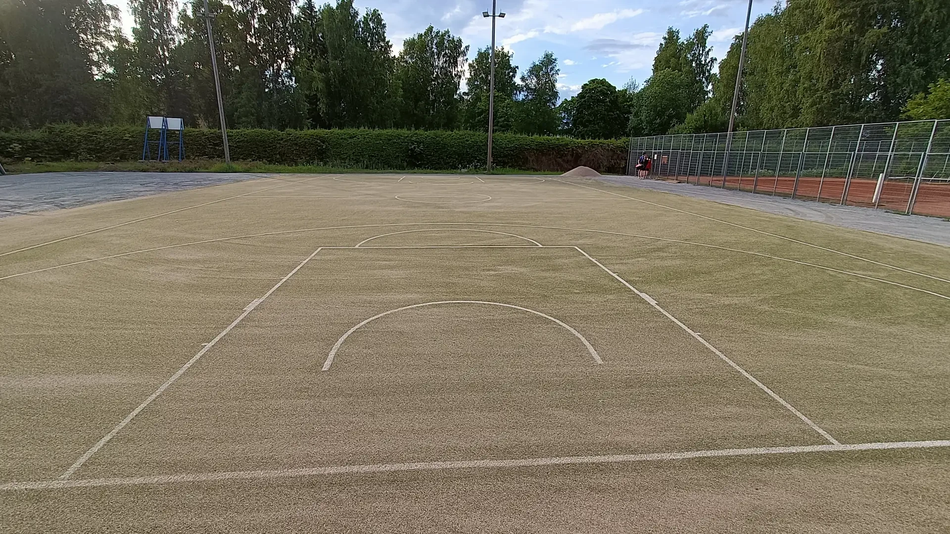 Premium tekonurmi koripallokenttä asennettuna