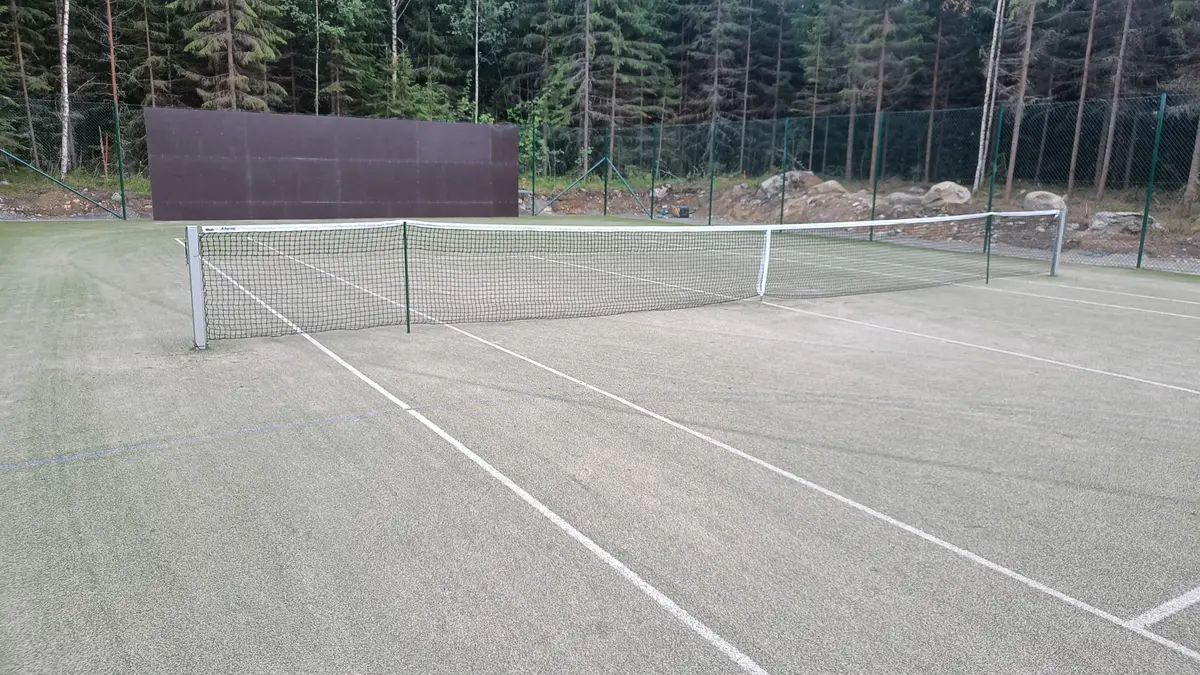 Tenniskenttä asennus