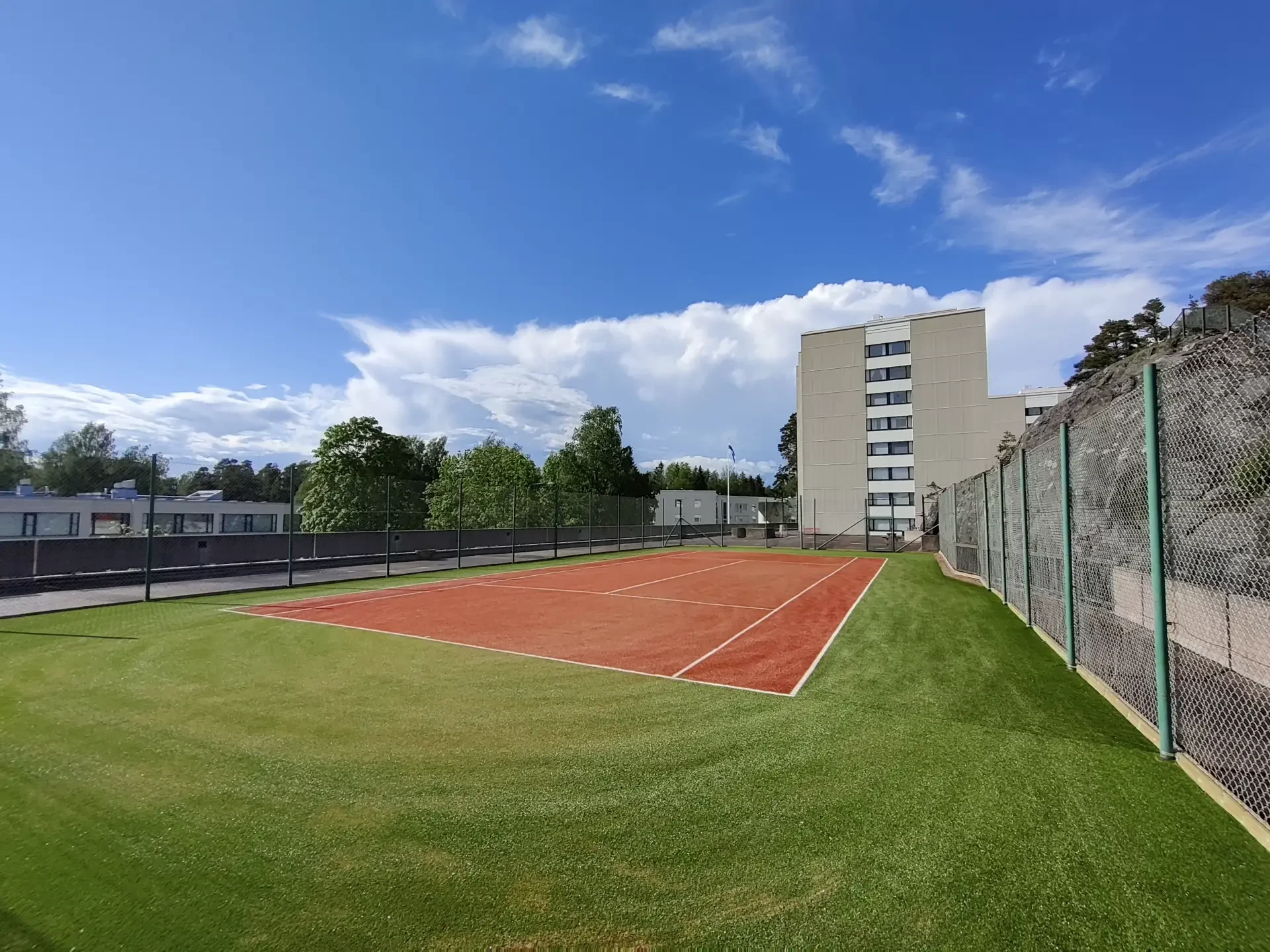 Sininen tekonurmitenniskenttä Vuosaaressa